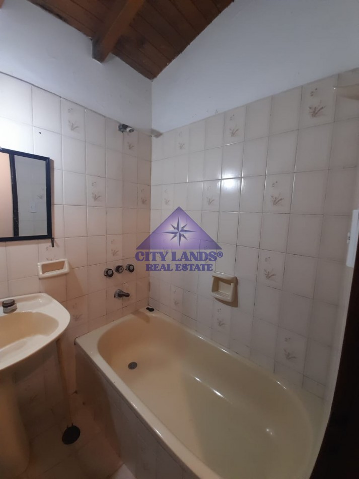 Casa en venta de cuatro dormitorios, bicochera y patio parquizado en la Quinta Seccion-Ciudad de Mendoza
