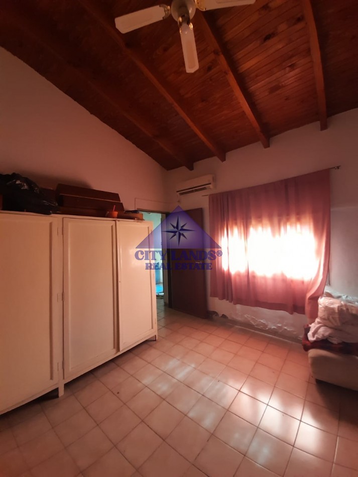 Casa en venta de cuatro dormitorios, bicochera y patio parquizado en la Quinta Seccion-Ciudad de Mendoza