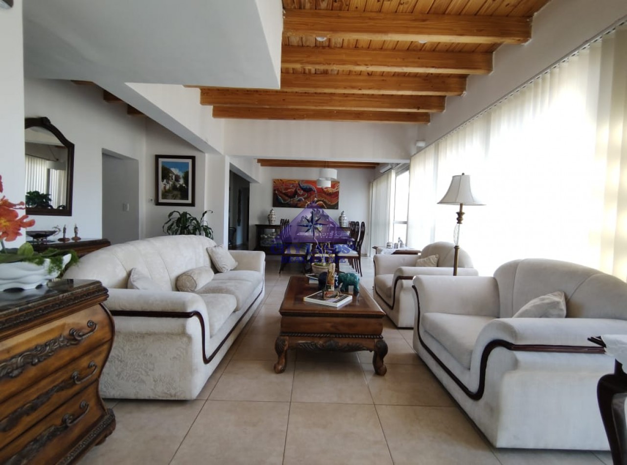 Casa en venta de 4 dormitorios en Barrio Privado, Carrodilla con piscina