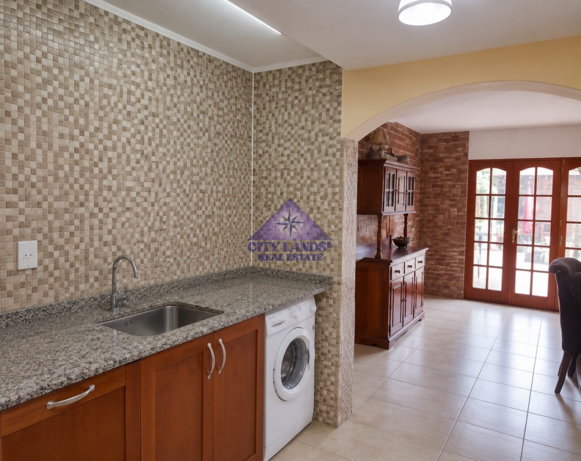 Casa en venta de cuatro dormitorios y doble cochera en la Ciudad de Mendoza