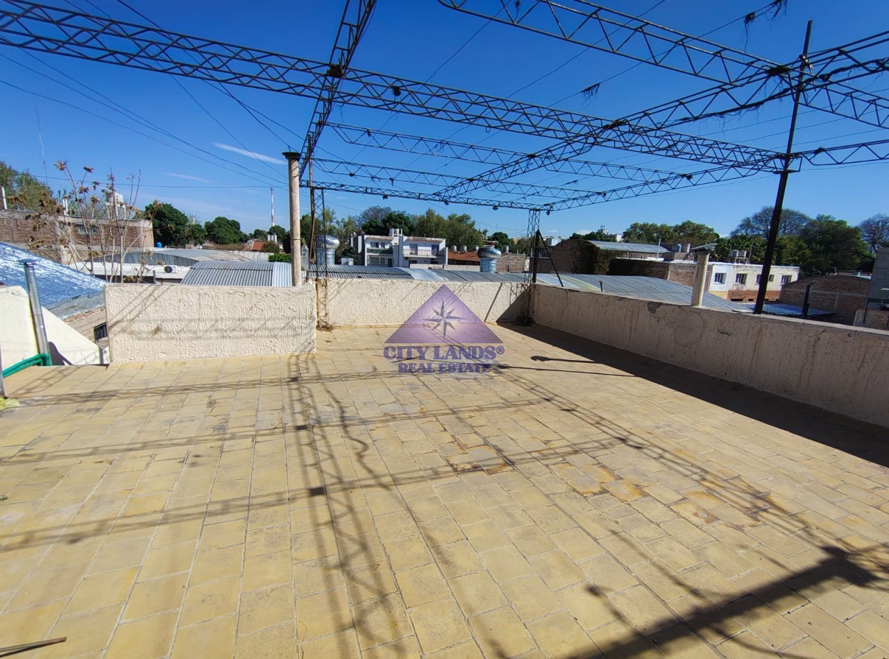 Casa en venta de cinco dormitorios y amplia cochera en Cuarta Seccion - Ciudad de Mendoza