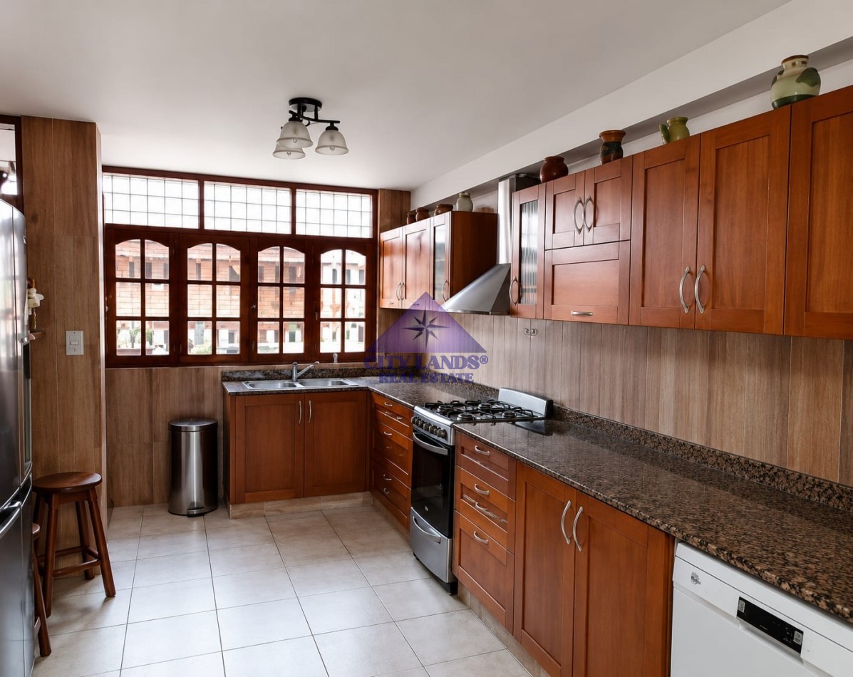 Casa en venta de cuatro dormitorios y doble cochera en la Ciudad de Mendoza