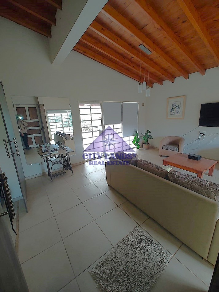 Casa de 3 dormitorios en venta en Perdriel con patio y piscina 