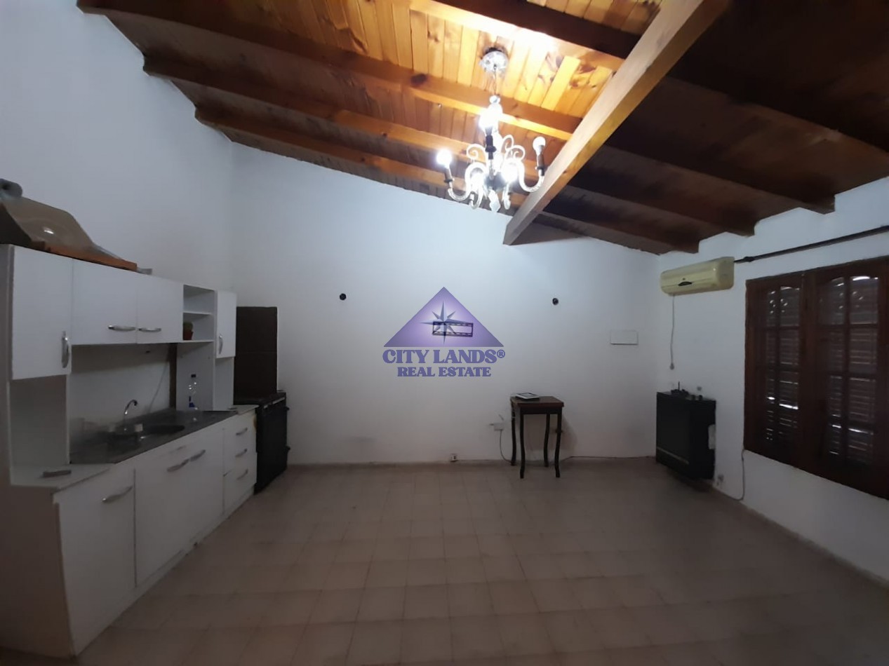 Casa en venta de cuatro dormitorios, bicochera y patio parquizado en la Quinta Seccion-Ciudad de Mendoza