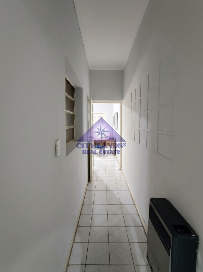 Casa en venta de cinco dormitorios y amplia cochera en Cuarta Seccion - Ciudad de Mendoza