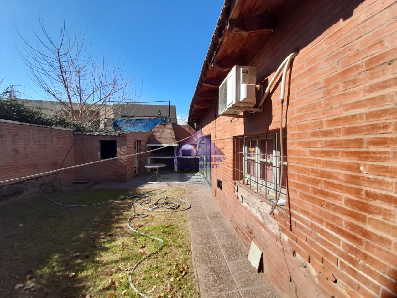 Casa en venta de cuatro dormitorios, bicochera y patio parquizado en la Quinta Seccion-Ciudad de Mendoza