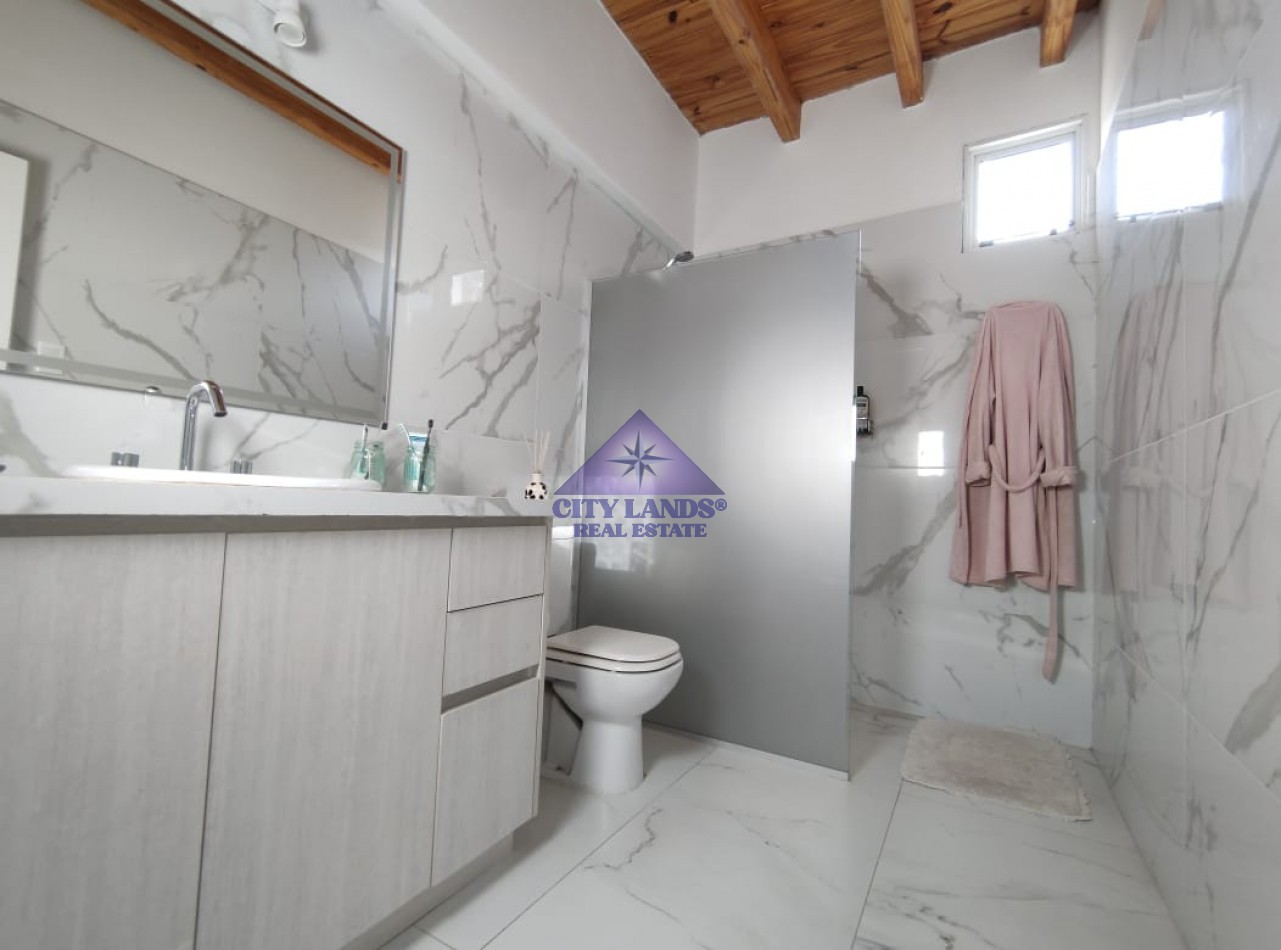 Casa en venta de 4 dormitorios en Barrio Privado, Carrodilla con piscina