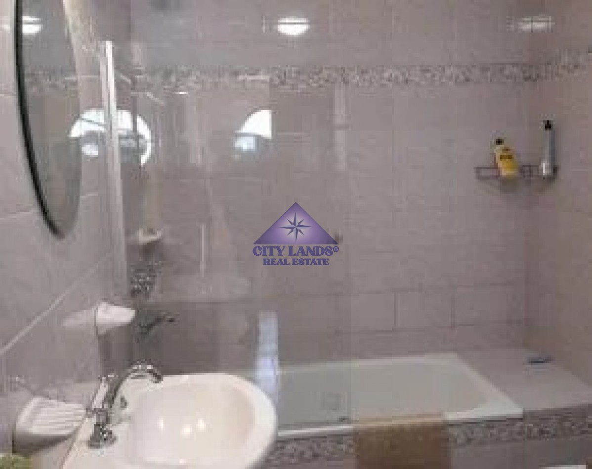 Casa en venta de cuatro dormitorios y doble cochera en la Ciudad de Mendoza