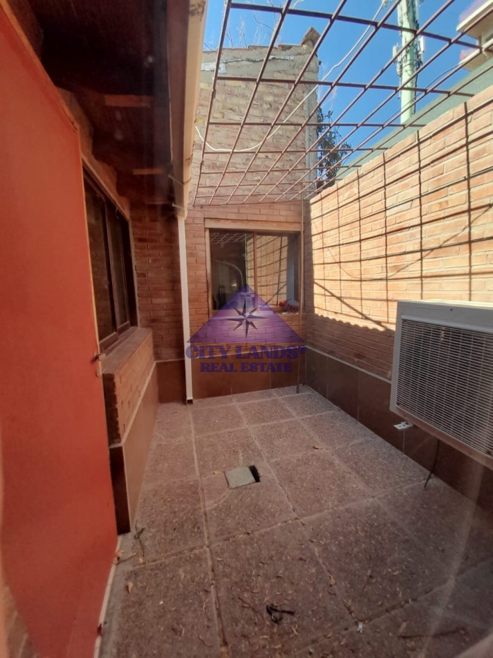 Casa en venta de cuatro dormitorios, bicochera y patio parquizado en la Quinta Seccion-Ciudad de Mendoza