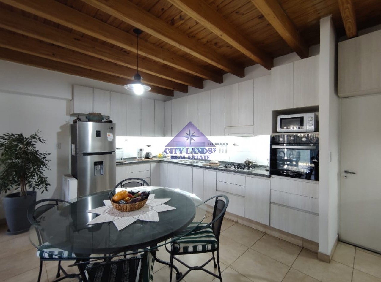 Casa en venta de 4 dormitorios en Barrio Privado, Carrodilla con piscina