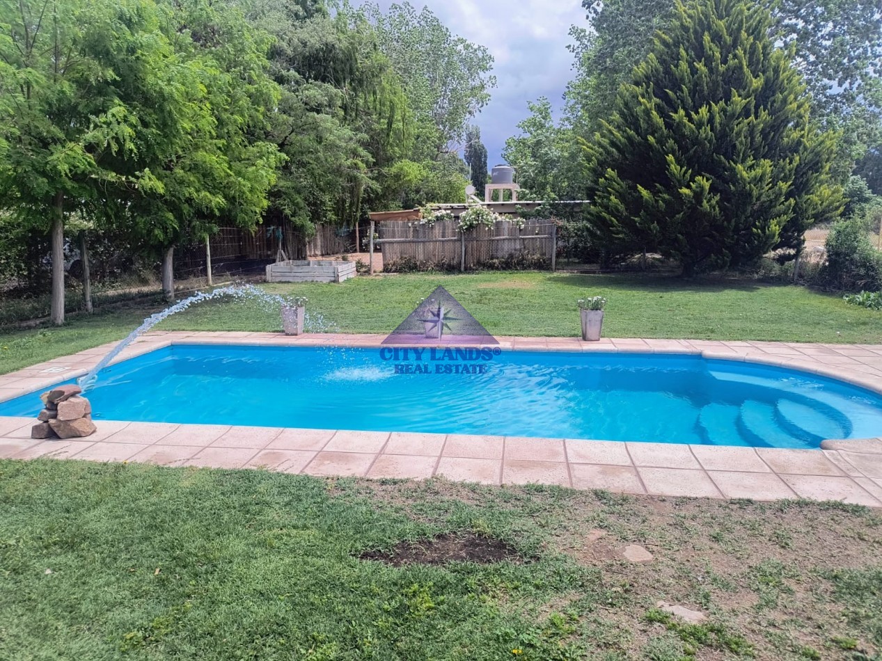 Casa de 3 dormitorios en venta en Perdriel con patio y piscina 