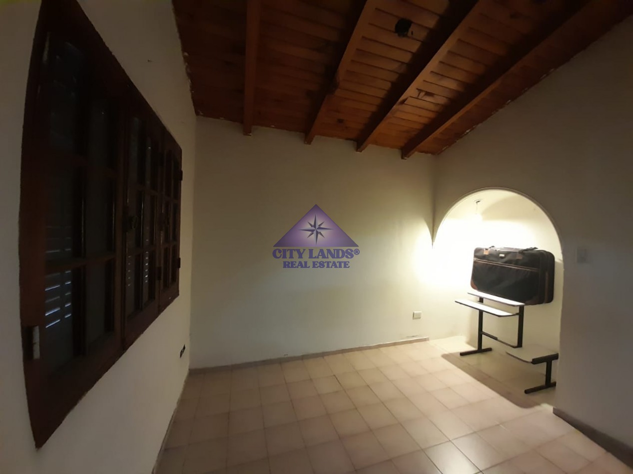 Casa en venta de cuatro dormitorios, bicochera y patio parquizado en la Quinta Seccion-Ciudad de Mendoza
