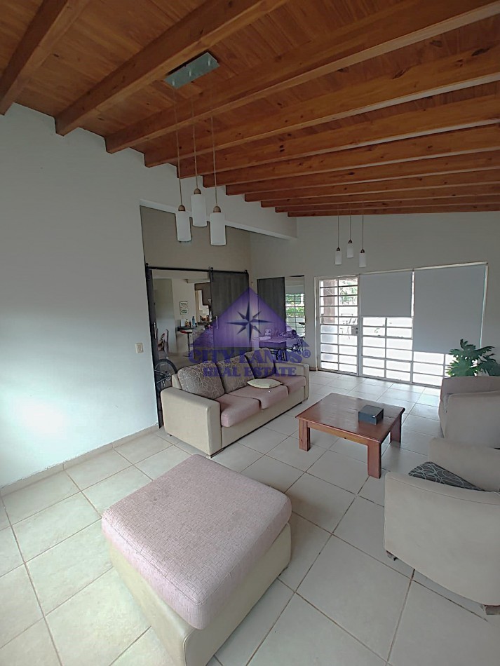 Casa de 3 dormitorios en venta en Perdriel con patio y piscina 