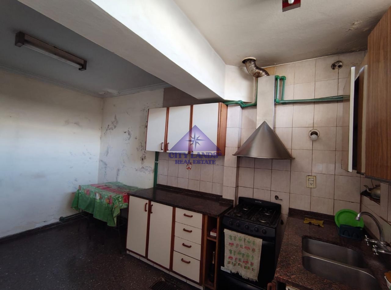 Casa en venta de cinco dormitorios y amplia cochera en Cuarta Seccion - Ciudad de Mendoza