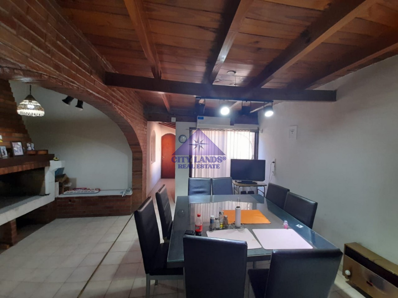 Casa en venta de cuatro dormitorios, bicochera y patio parquizado en la Quinta Seccion-Ciudad de Mendoza