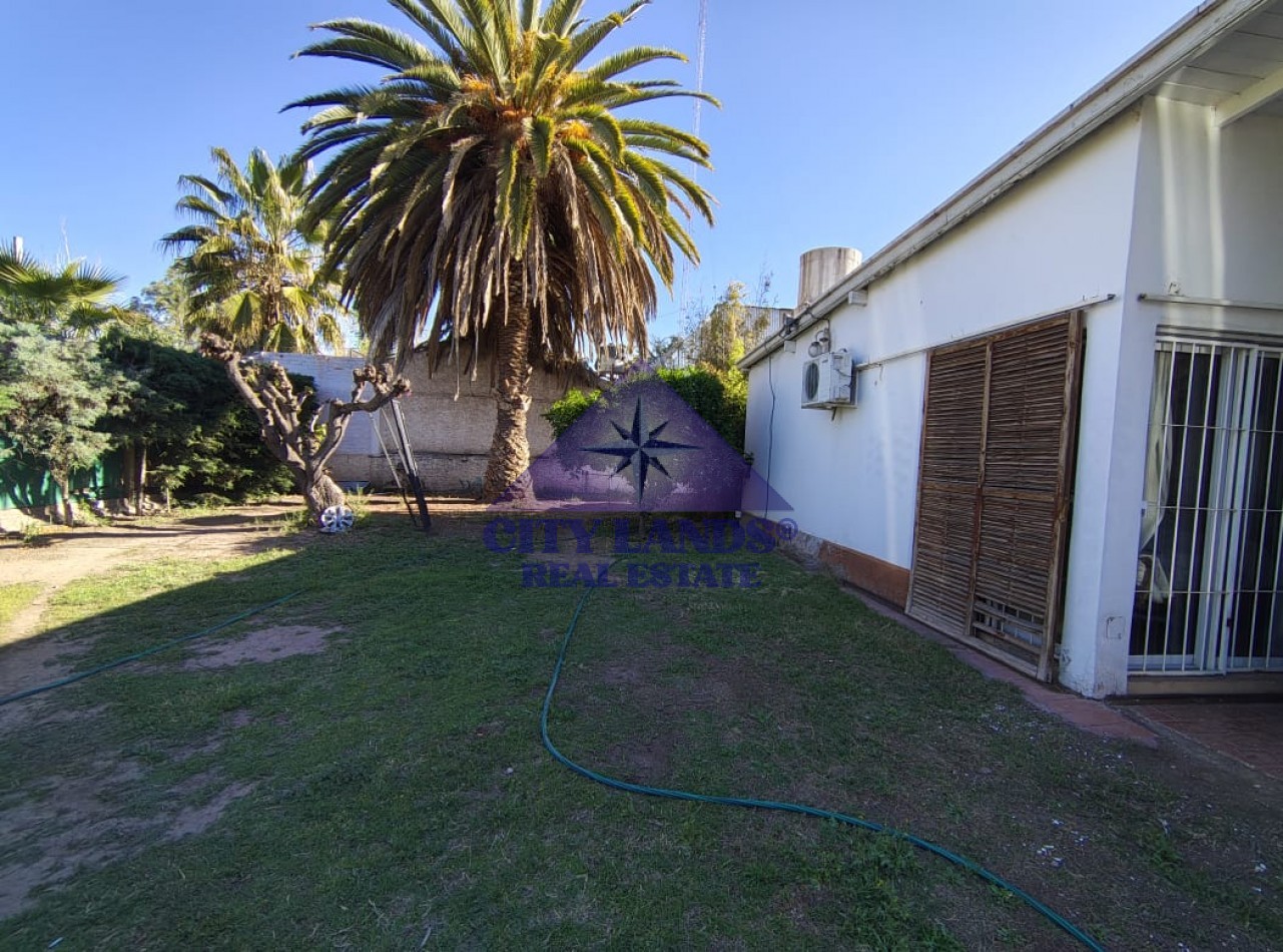 Casa en venta con amplio patio en las proximidades de La Puntilla