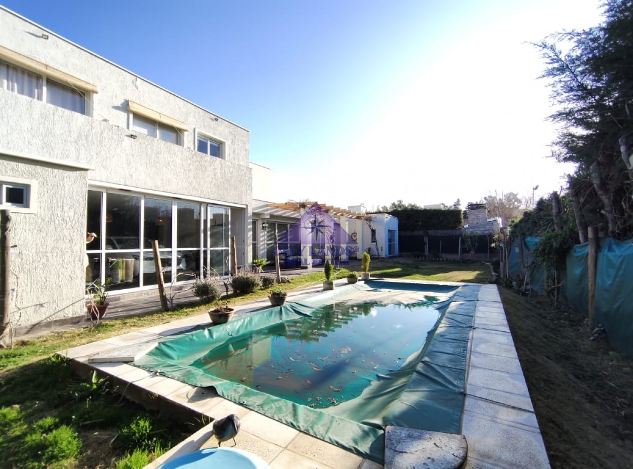 Casa en venta de 4 dormitorios en Barrio Privado, Carrodilla con piscina