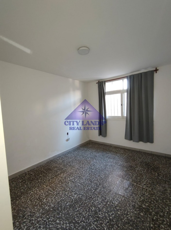 CASA EN ALQUILER DE TRES DORMITORIOS CON BICOCHERA Y PATIO EMBALDOSADO - DORREGO