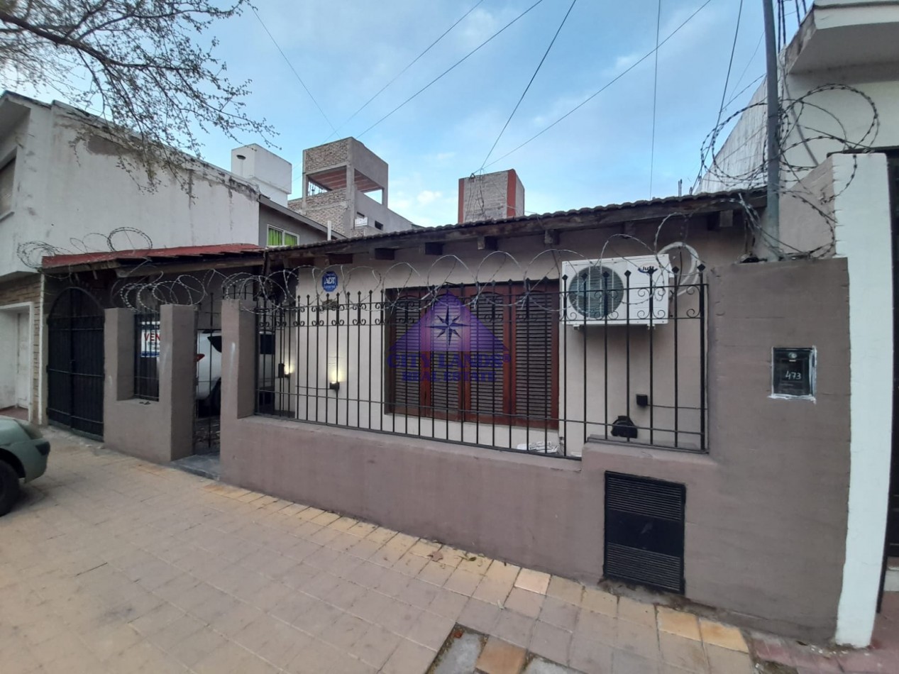 Casa en venta de cuatro dormitorios, bicochera y patio parquizado en la Quinta Seccion-Ciudad de Mendoza