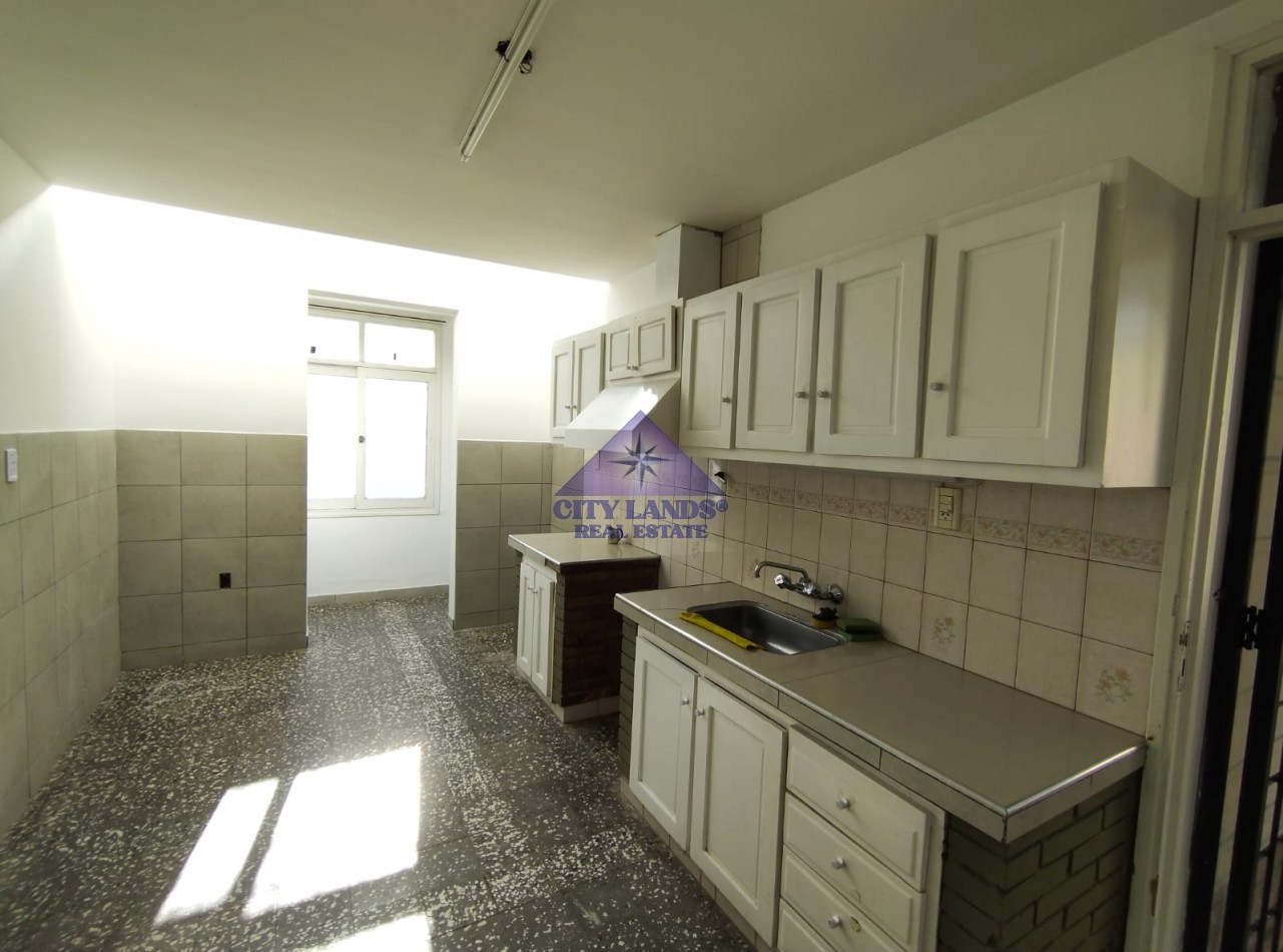 CASA EN ALQUILER DE TRES DORMITORIOS CON BICOCHERA Y PATIO EMBALDOSADO - DORREGO