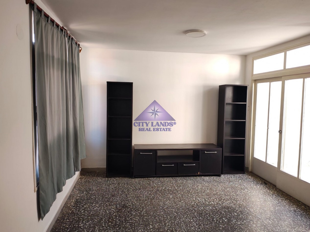 CASA EN ALQUILER DE TRES DORMITORIOS CON BICOCHERA Y PATIO EMBALDOSADO - DORREGO
