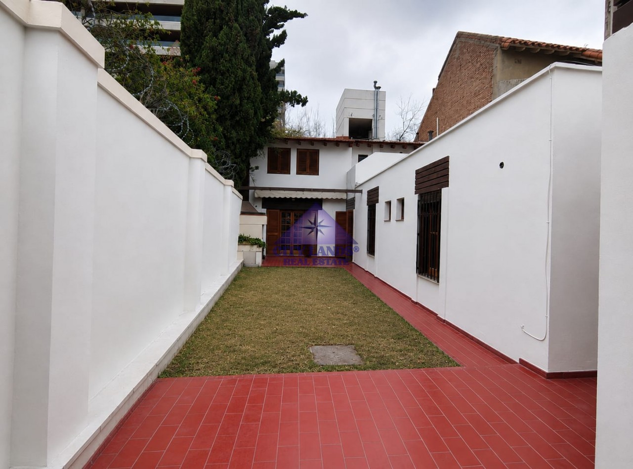Casa amplia y confortable - 4 dormitorios - dependencia de servicio - playroom - en la Quinta Seccion - Ciudad de Mendoza