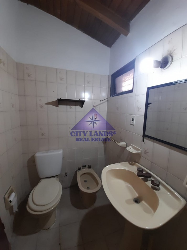 Casa en venta de cuatro dormitorios, bicochera y patio parquizado en la Quinta Seccion-Ciudad de Mendoza