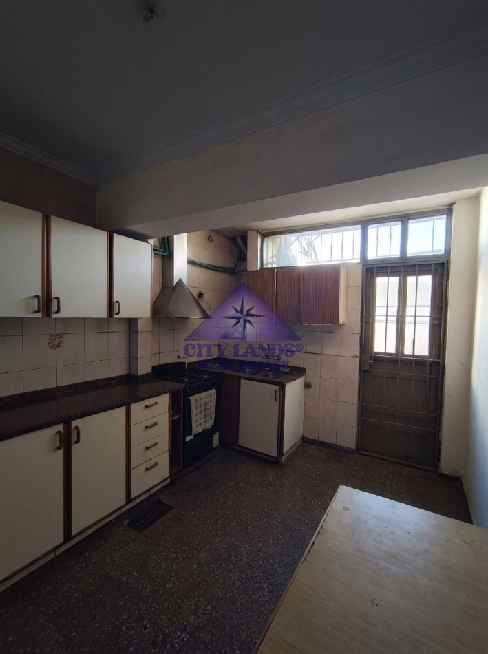 Casa en venta de cinco dormitorios y amplia cochera en Cuarta Seccion - Ciudad de Mendoza