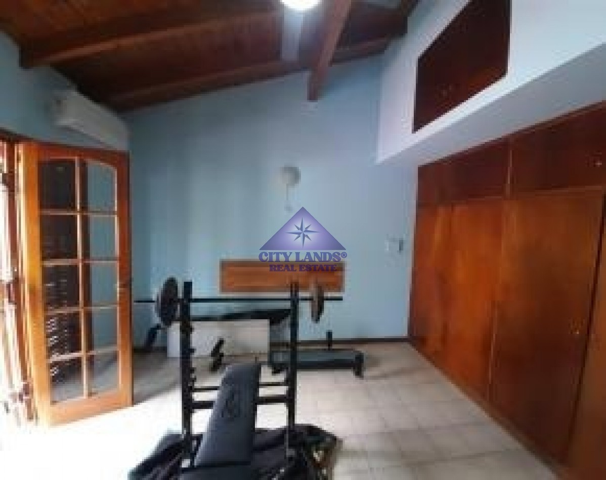 Casa en venta de cuatro dormitorios y doble cochera en la Ciudad de Mendoza