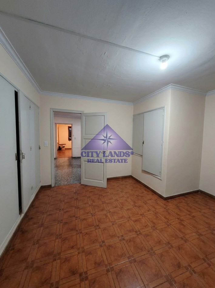 Casa en venta de cinco dormitorios y amplia cochera en Cuarta Seccion - Ciudad de Mendoza