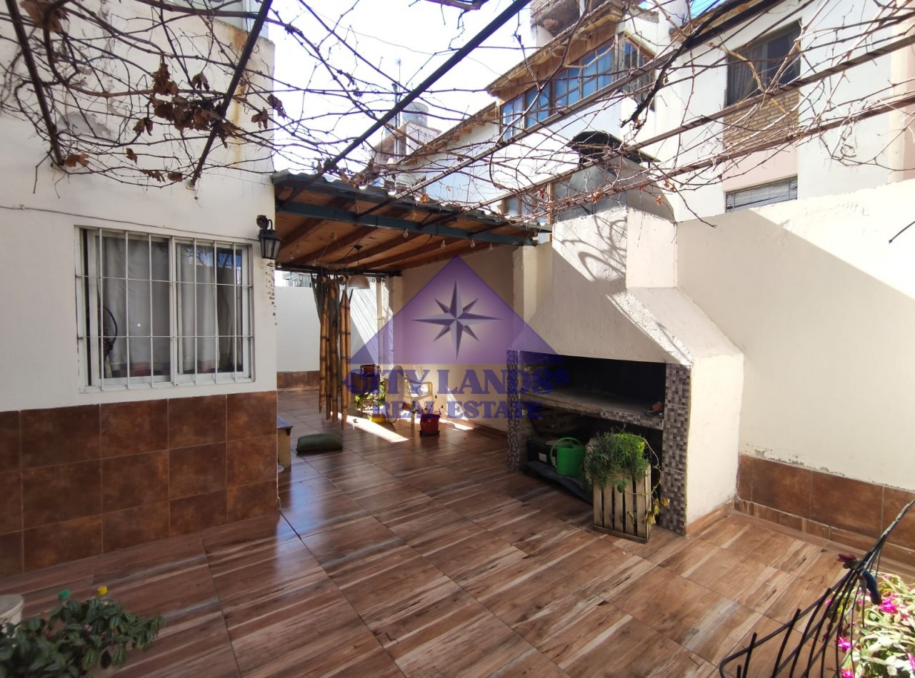 Departamento en venta 3 dormitorios, patio y cochera en Godoy Cruz