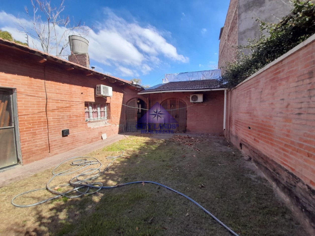 Casa en venta de cuatro dormitorios, bicochera y patio parquizado en la Quinta Seccion-Ciudad de Mendoza