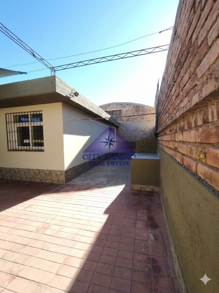 CASA EN ALQUILER DE TRES DORMITORIOS CON BICOCHERA Y PATIO EMBALDOSADO - DORREGO