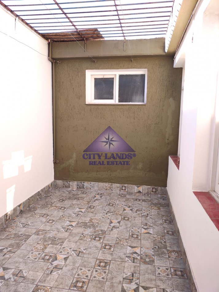 CASA EN ALQUILER DE TRES DORMITORIOS CON BICOCHERA Y PATIO EMBALDOSADO - DORREGO