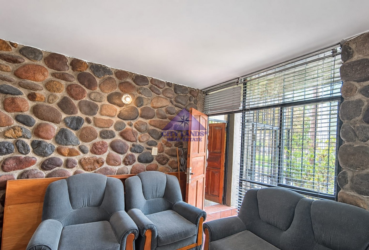 Casa en venta de 3 dormitorios, 2 baños, cochera, en Barrio Supe de Godoy Cruz