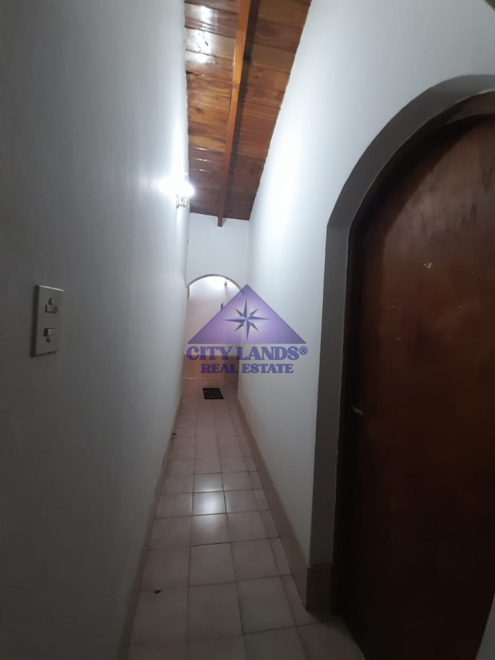 Casa en venta de cuatro dormitorios, bicochera y patio parquizado en la Quinta Seccion-Ciudad de Mendoza