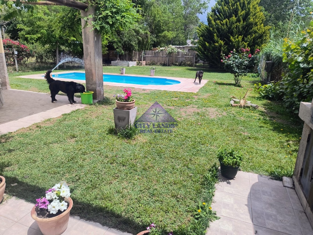 Casa de 3 dormitorios en venta en Perdriel con patio y piscina 