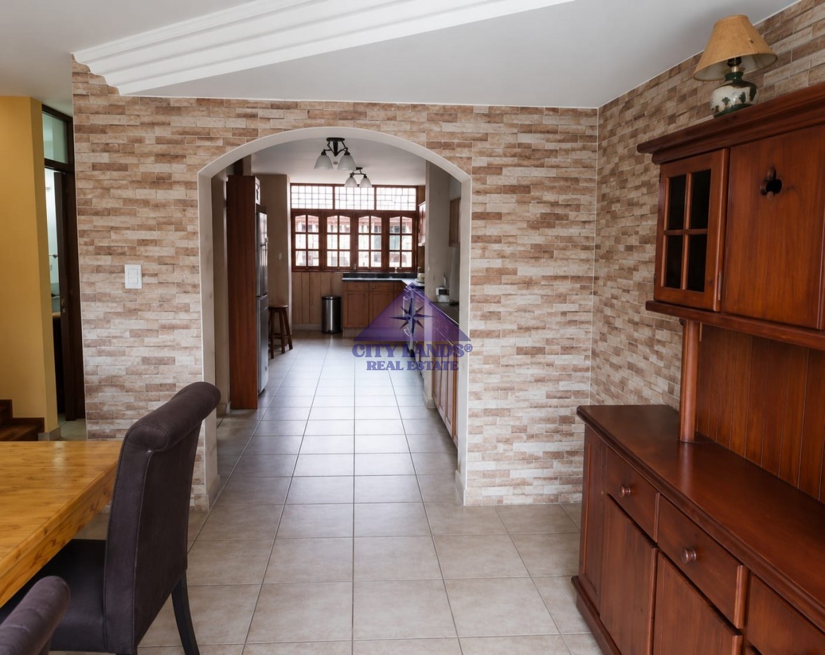 Casa en venta de cuatro dormitorios y doble cochera en la Ciudad de Mendoza