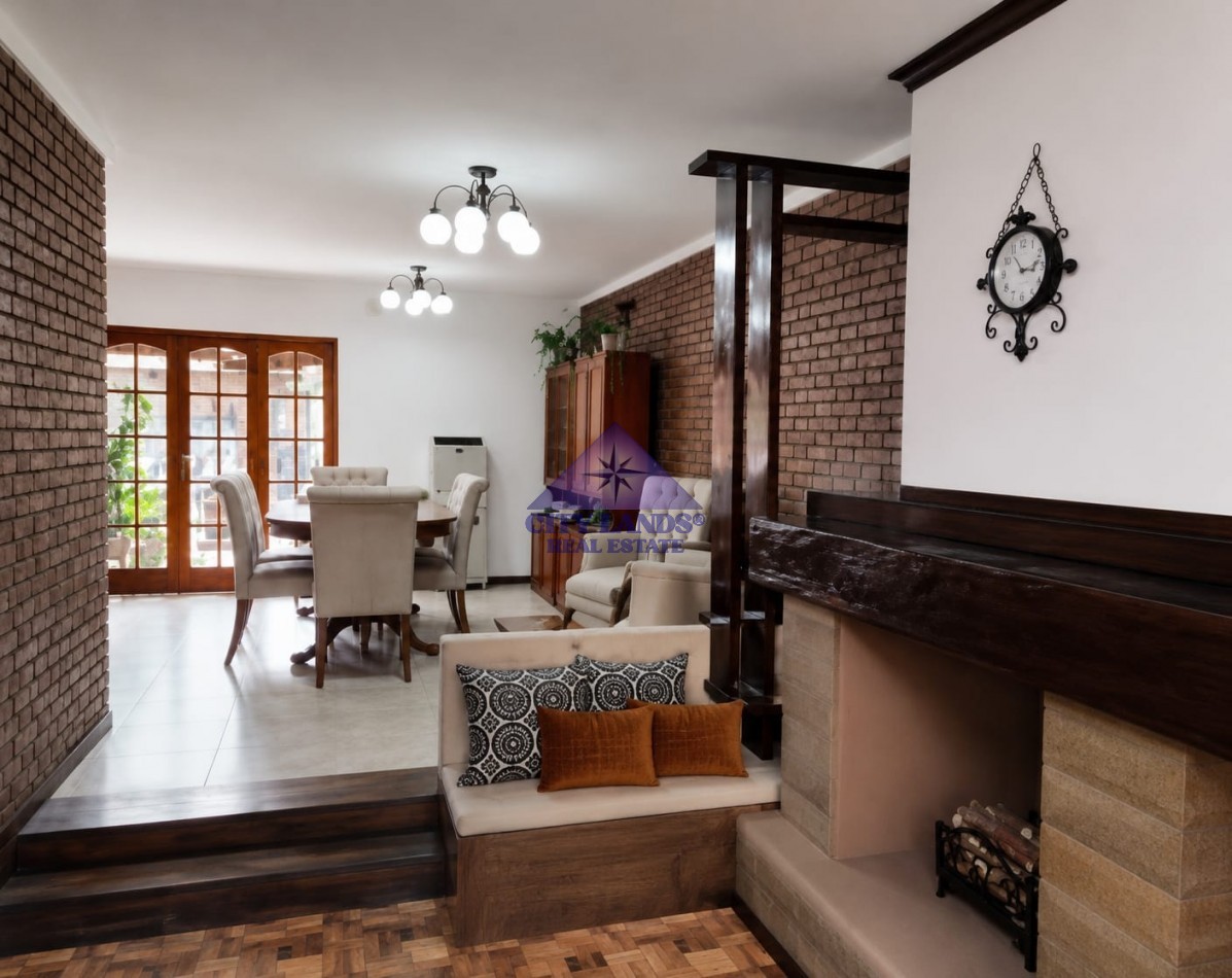 Casa en venta de cuatro dormitorios y doble cochera en la Ciudad de Mendoza