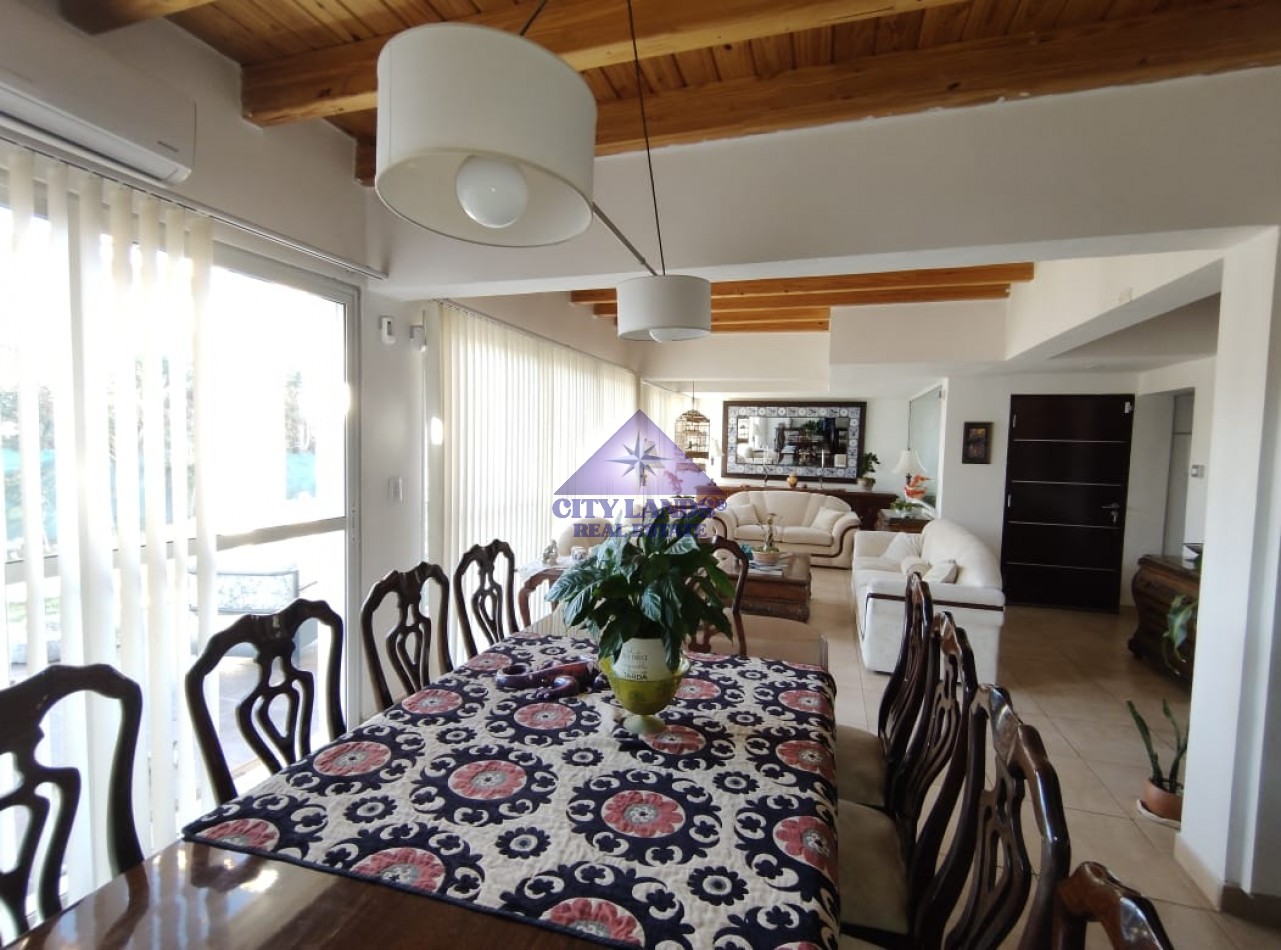 Casa en venta de 4 dormitorios en Barrio Privado, Carrodilla con piscina