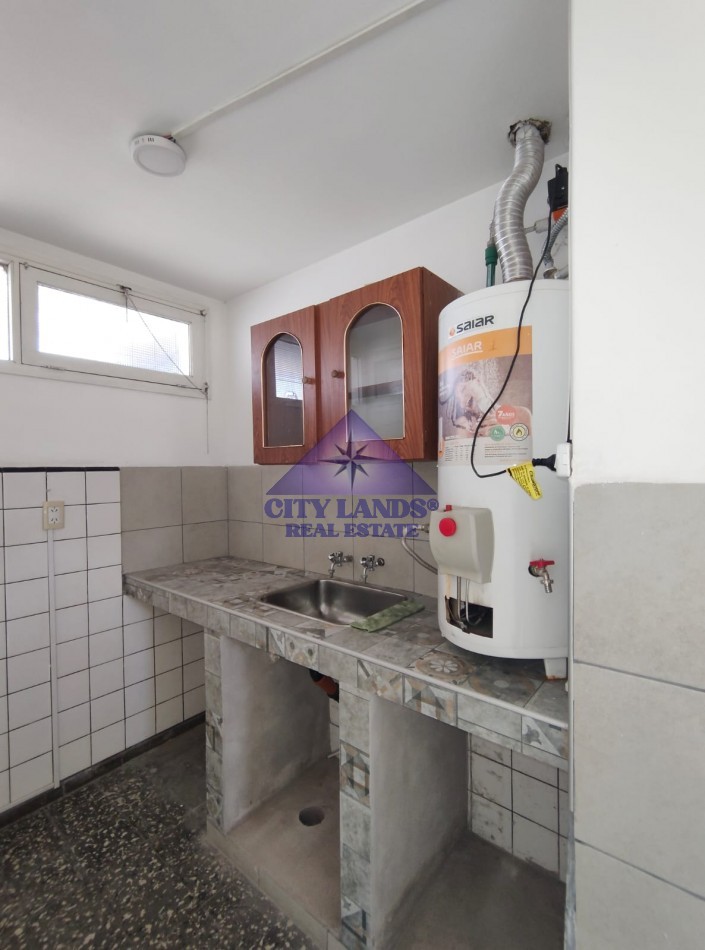 CASA EN ALQUILER DE TRES DORMITORIOS CON BICOCHERA Y PATIO EMBALDOSADO - DORREGO