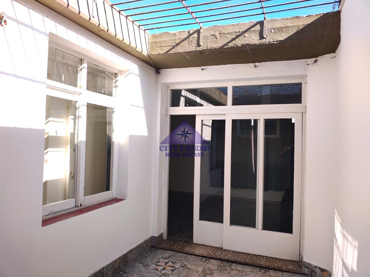CASA EN ALQUILER DE TRES DORMITORIOS CON BICOCHERA Y PATIO EMBALDOSADO - DORREGO