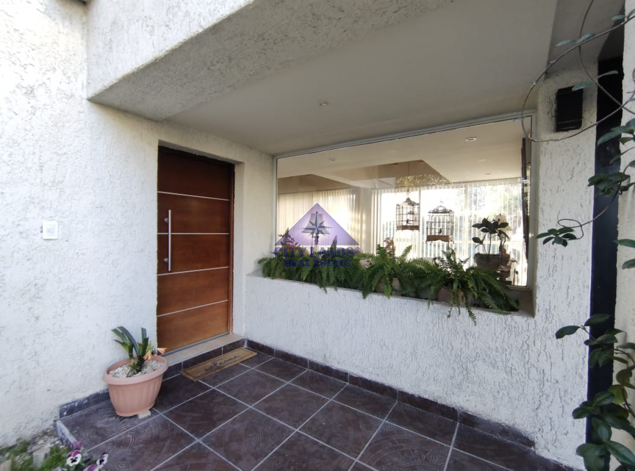 Casa en venta de 4 dormitorios en Barrio Privado, Carrodilla con piscina
