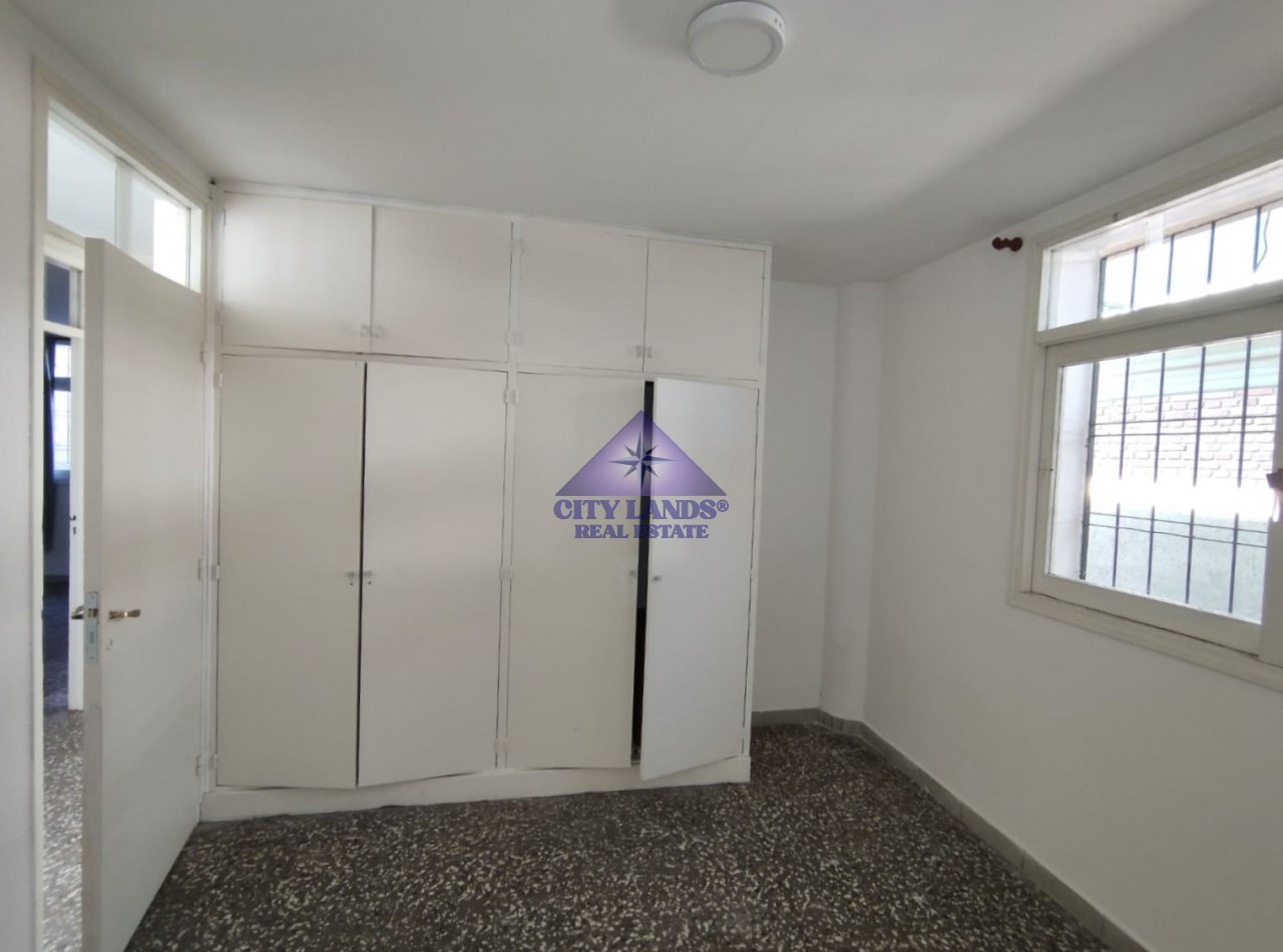 CASA EN ALQUILER DE TRES DORMITORIOS CON BICOCHERA Y PATIO EMBALDOSADO - DORREGO