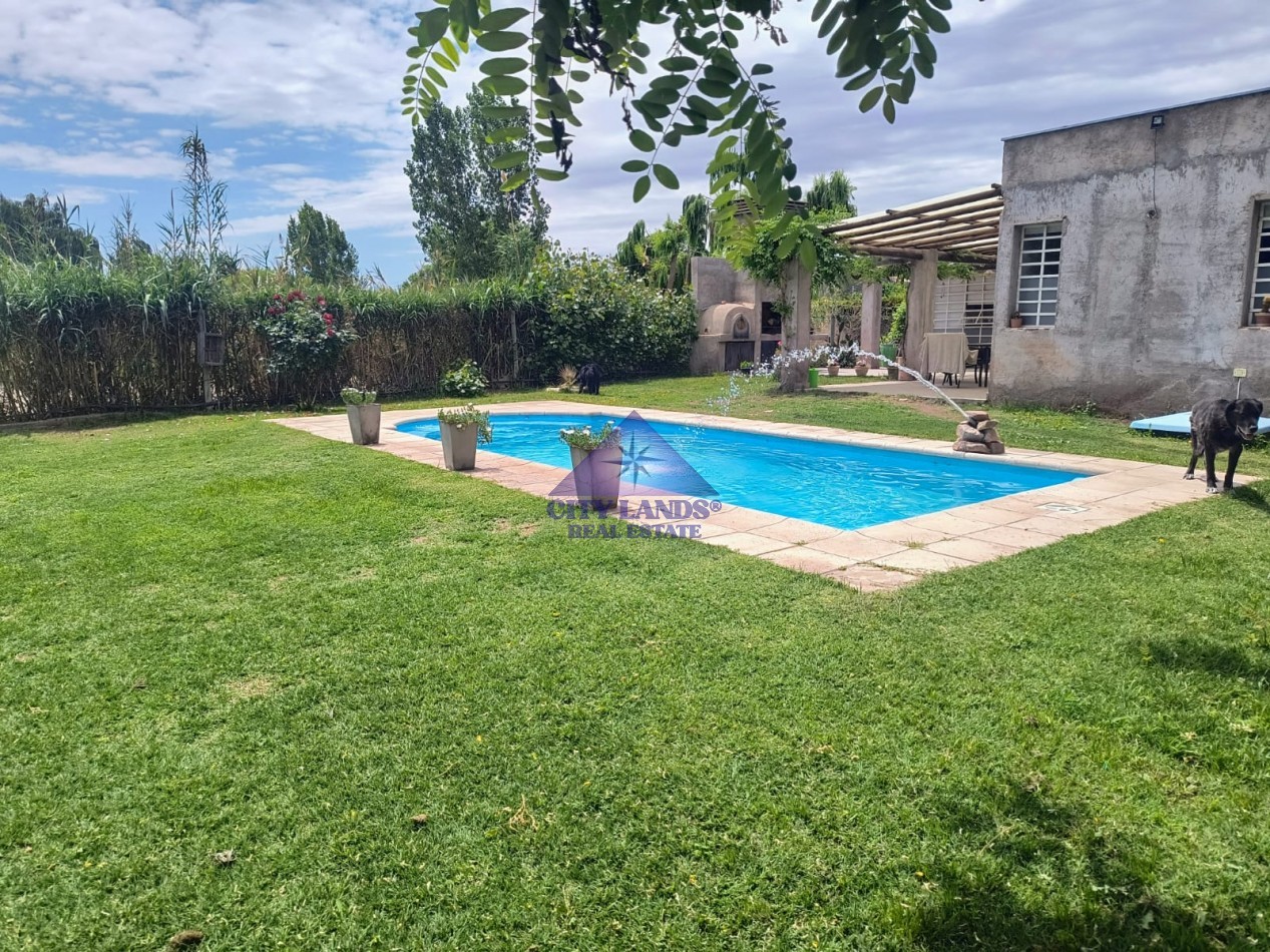 Casa de 3 dormitorios en venta en Perdriel con patio y piscina 