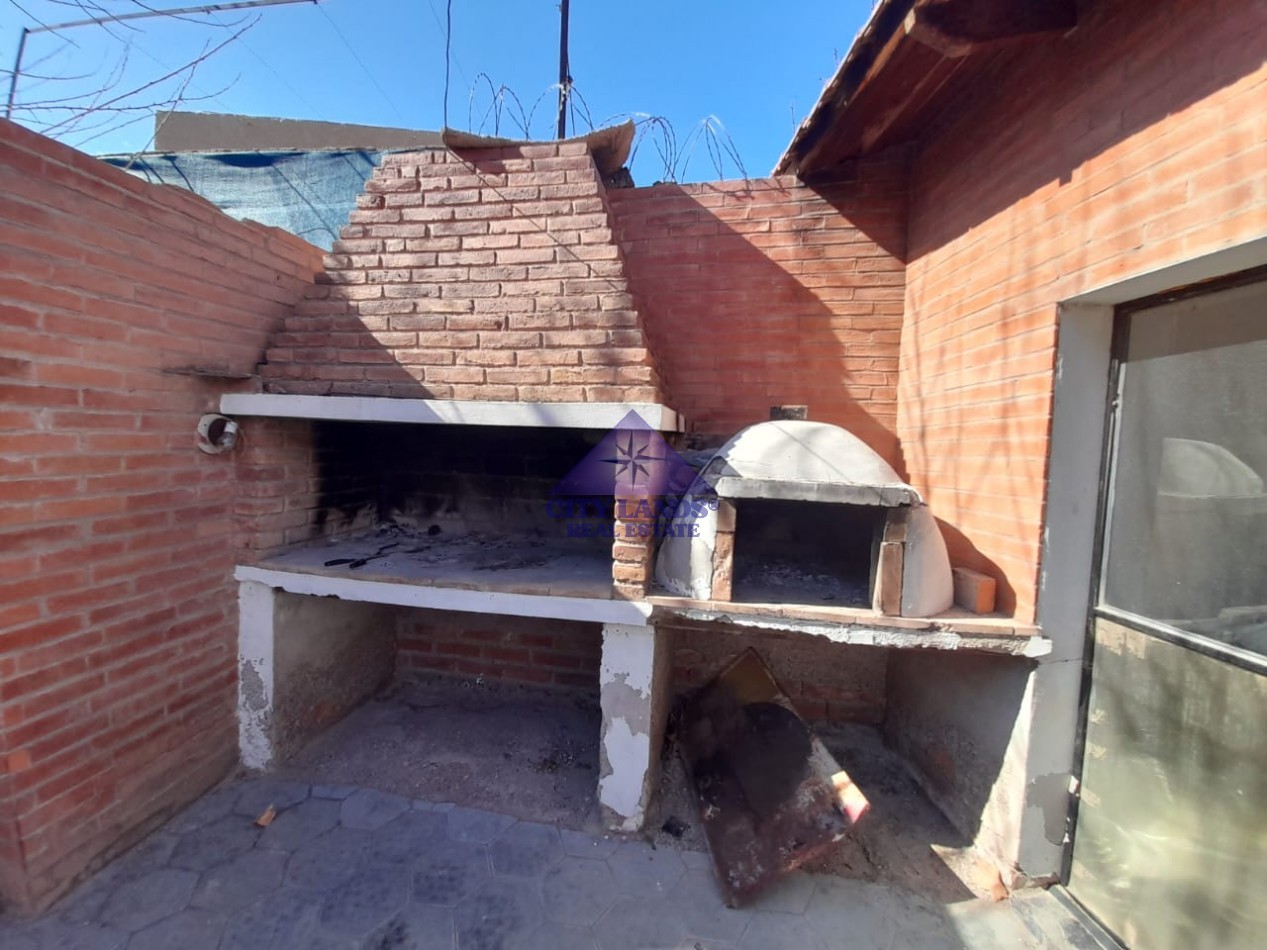 Casa en venta de cuatro dormitorios, bicochera y patio parquizado en la Quinta Seccion-Ciudad de Mendoza