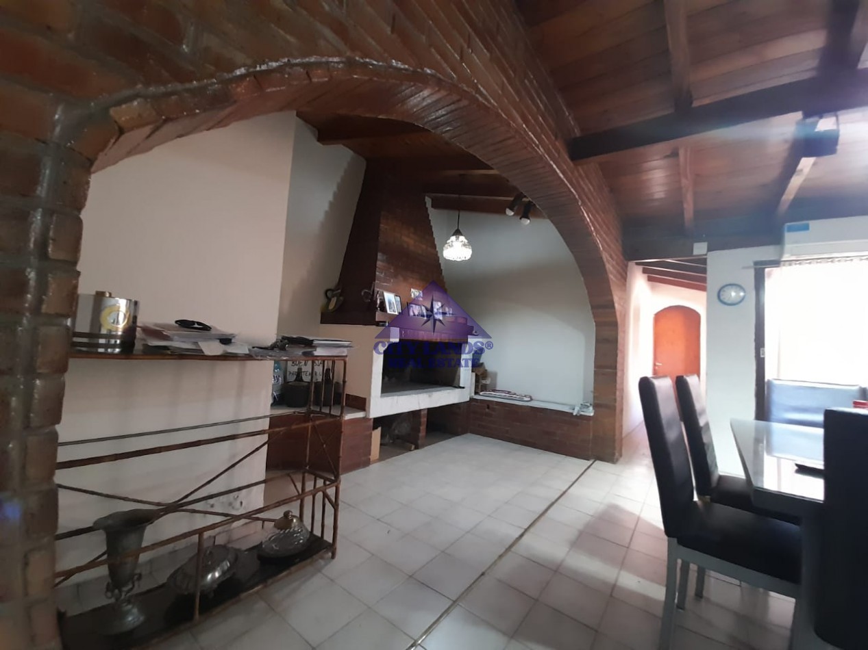 Casa en venta de cuatro dormitorios, bicochera y patio parquizado en la Quinta Seccion-Ciudad de Mendoza