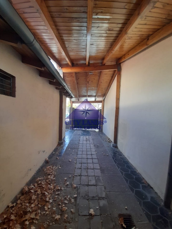 Casa en venta de cuatro dormitorios, bicochera y patio parquizado en la Quinta Seccion-Ciudad de Mendoza