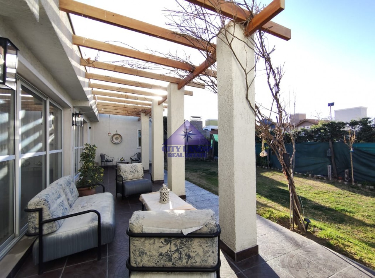 Casa en venta de 4 dormitorios en Barrio Privado, Carrodilla con piscina