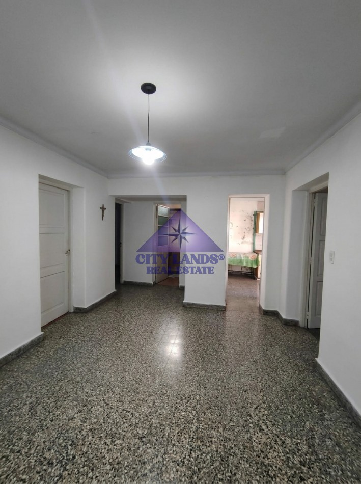 Casa en venta de cinco dormitorios y amplia cochera en Cuarta Seccion - Ciudad de Mendoza